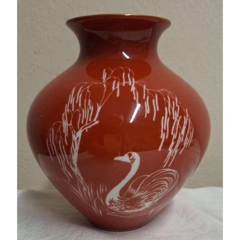 Mid-Century German Red Porcelain Vase with White Swan Decoration by Hutschenreuther Arzberg, 1950s for sale at Pamono