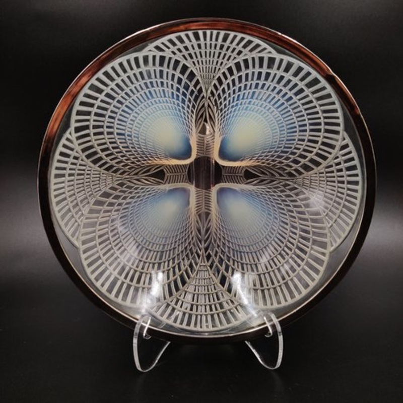 Art Deco Opalescent Glass Bowl with Geometric Shell Motif by Lalique, 1920s for sale at Pamono