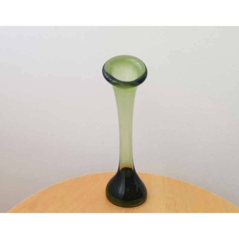 Mid-Century Portuguese Green Glass Single Bud Vase by Marinha Grande for sale at Pamono