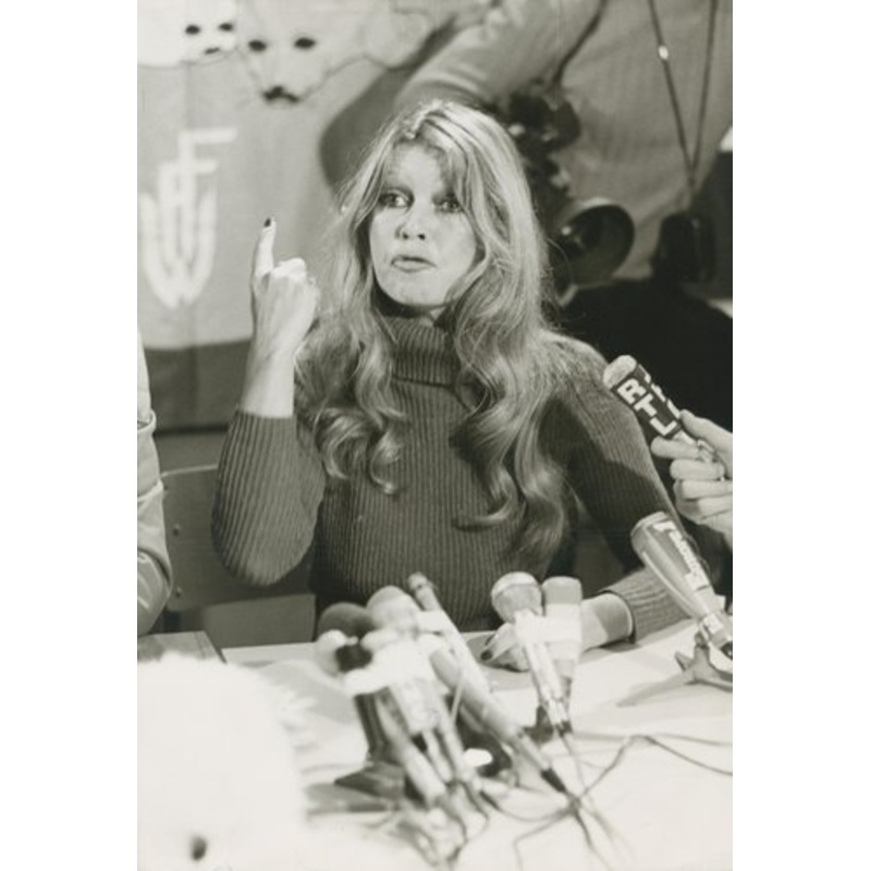 Brigitte Bardot at a Press Conference, Canada, 1977, Photograph for sale at Pamono
