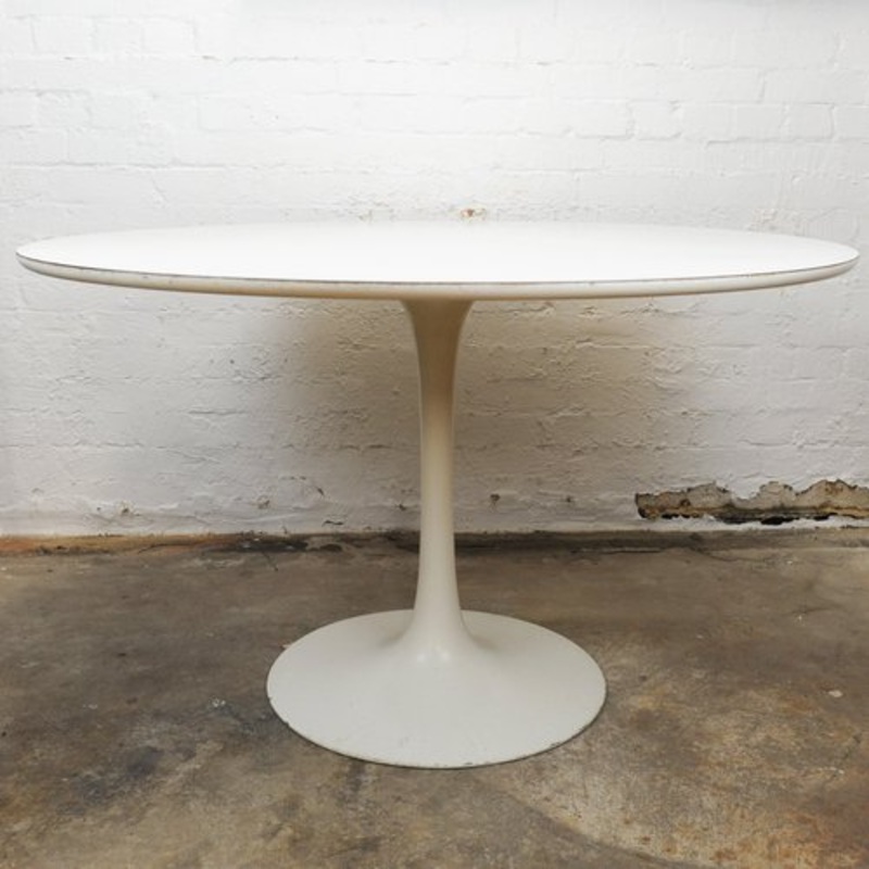 Vintage White Arkana Round Tulip Table, 1960s for sale at Pamono