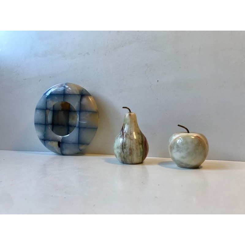 Vintage Italian Desk Set in Onyx Marble with Ashtray and Paperweights, 1950s, Set of 3 for sale at Pamono