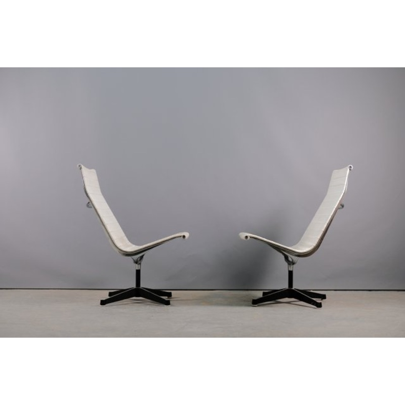 Set of Vintage Vinyl White EE 116 Alu Lounge Chairs by Charles & Ray Eames for Herman Miller for sale at Pamono