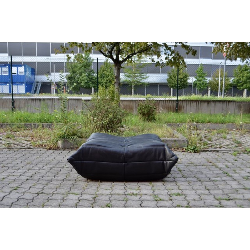 Vintage Togo Pouf Ottoman Black Leather by Michel Ducaroy for Ligne Roset, 1980s for sale at Pamono