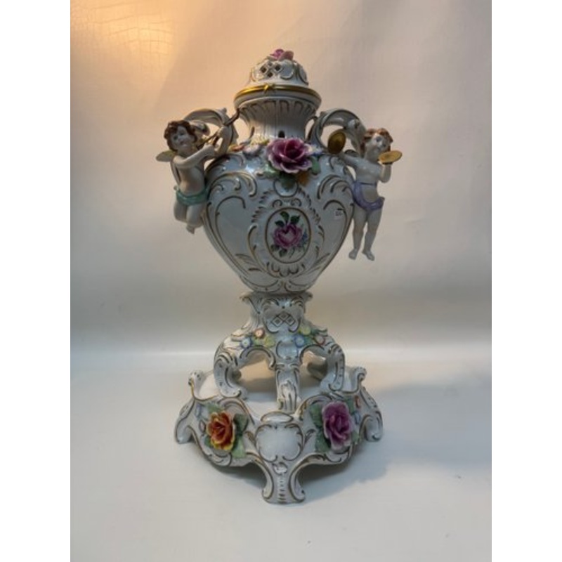 Porcelain Lidded Vase with Putti from Porzellanmanufaktur Plaue, 1970s for sale at Pamono-QVR-2159042