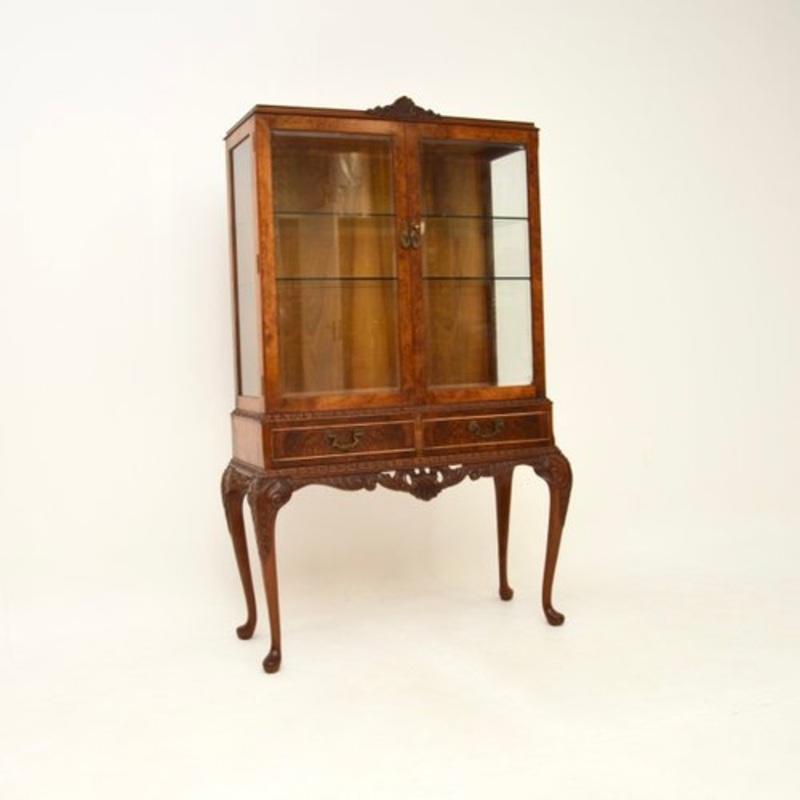 Queen Anne Burr Walnut Display Cabinet, 1930s for sale at Pamono