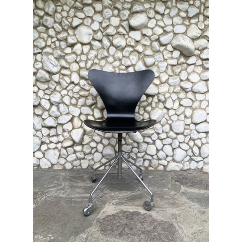 Model 3117 Adjustable Swivel Chair by Arne Jacobsen for Fritz Hansen, 1960s for sale at Pamono
