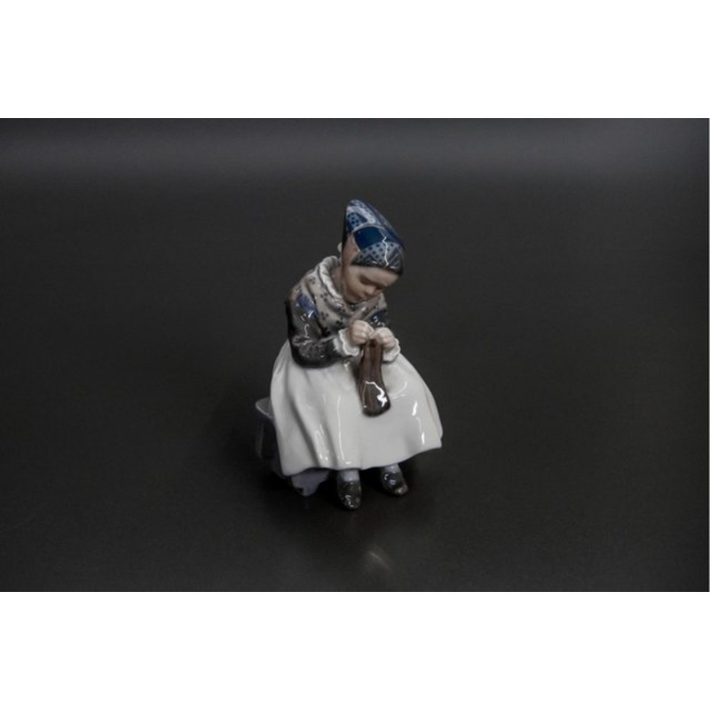 Nr. 1314 Amager Girl Sitting and Knitting by Lotte Benter from Royal Copenhagen, 1970s for sale at Pamono