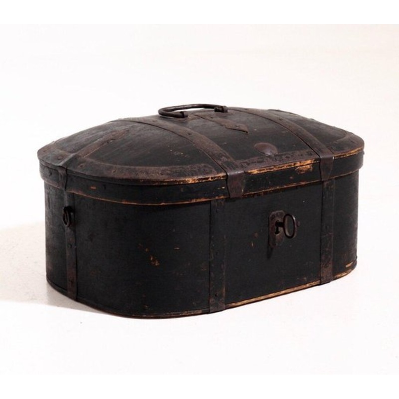 Swedish Painted Trunk with Original Key, Lock and Hardware, 1720s for sale at Pamono